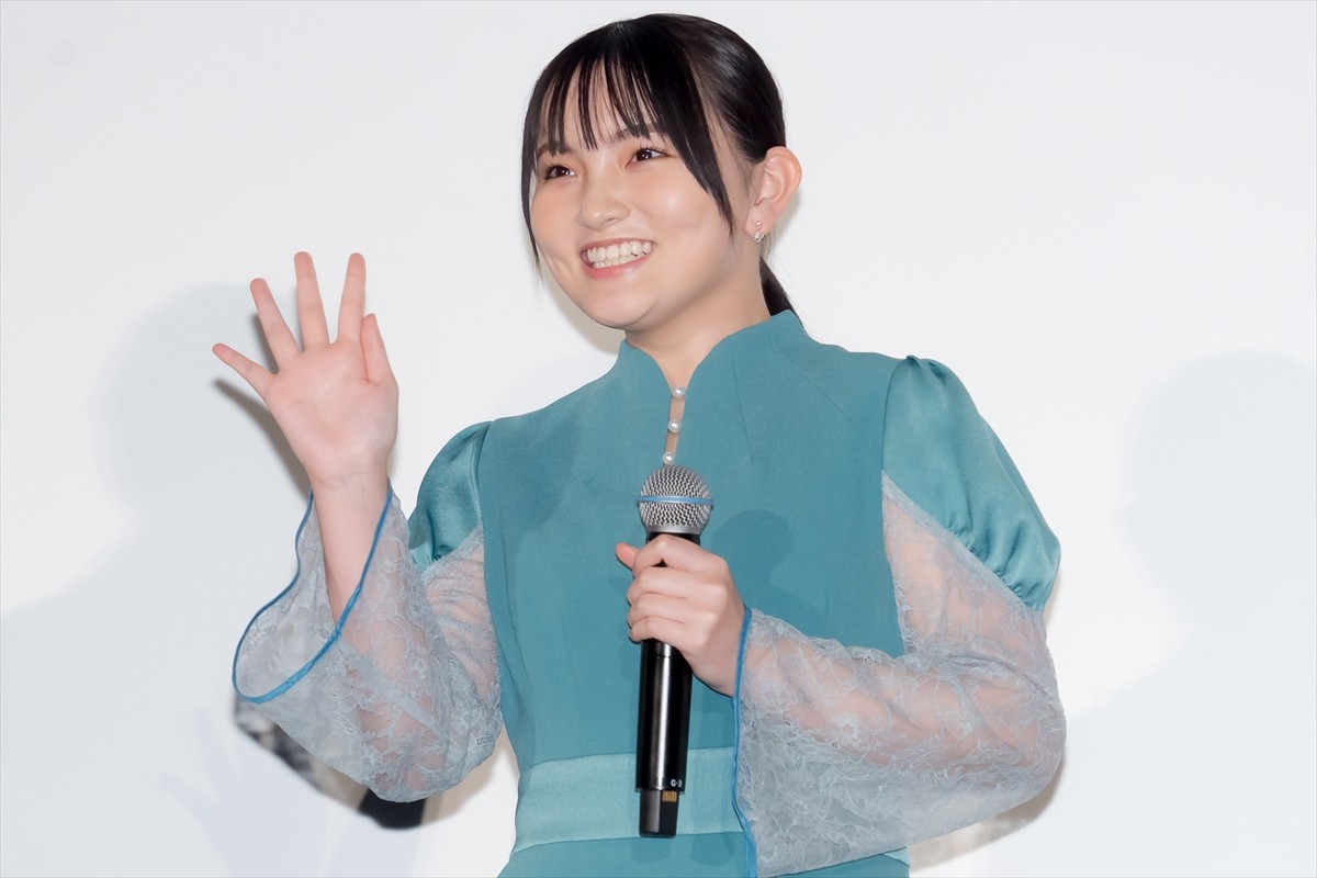仲里依紗、カラフルなドレスで登場　寺田心「今日もすごくおきれい」