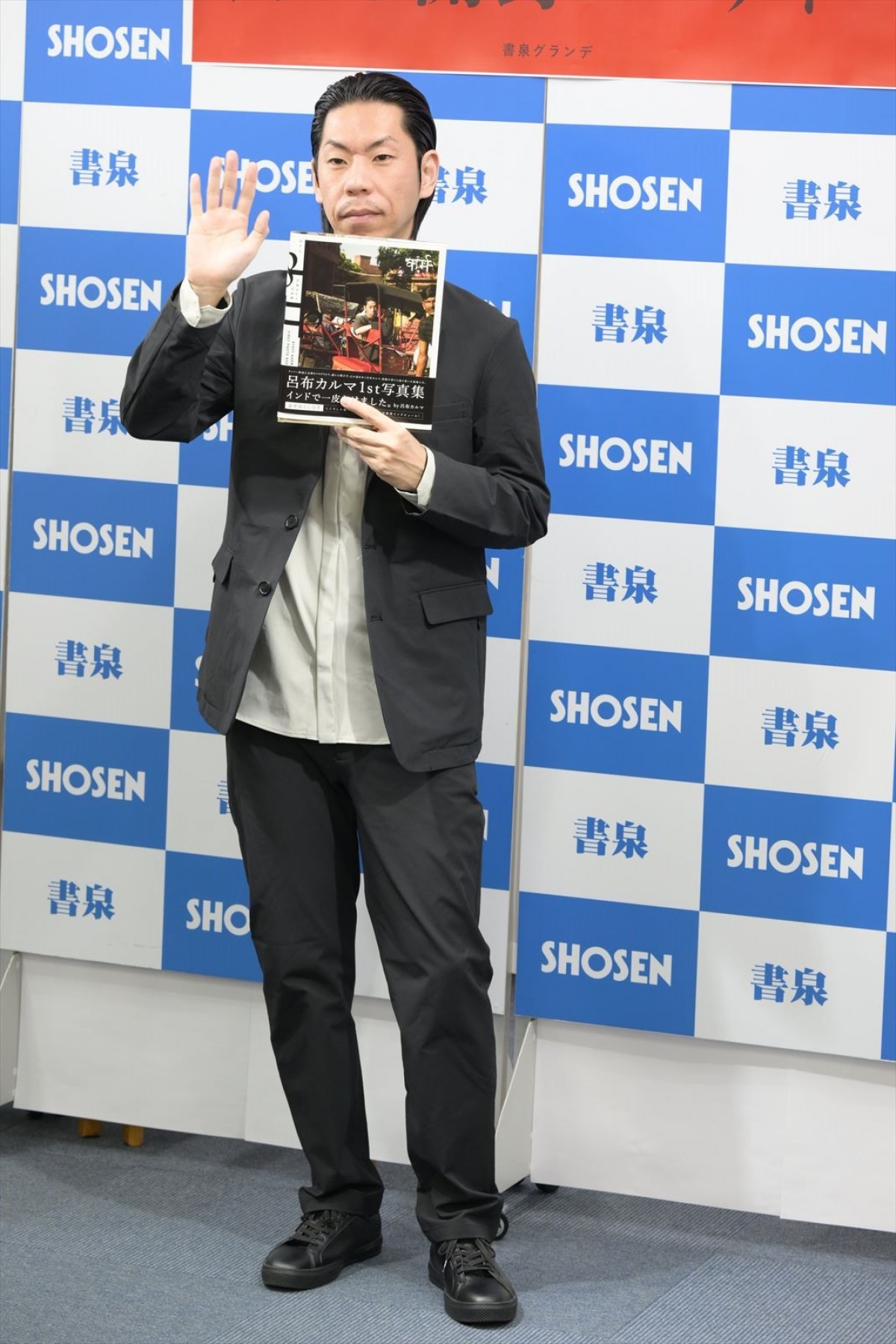 グラビア大好きな呂布カルマ、ついに自身の写真集発売！　インドで“地獄”の撮影も