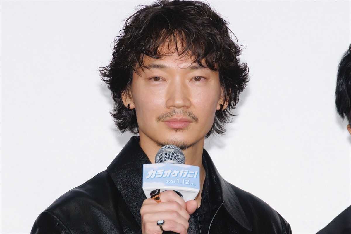 綾野剛、映画『カラオケ行こ!』完成披露試写会に登場
