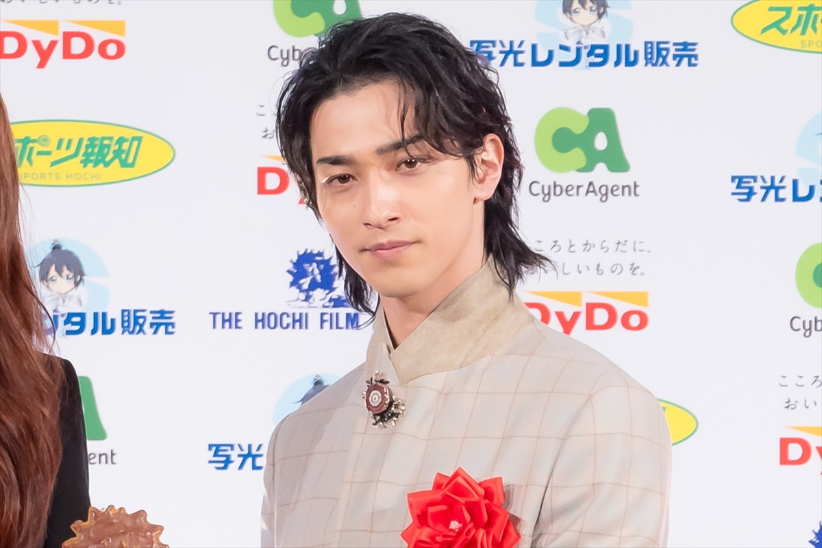 横浜流星、報知映画賞主演男優賞受賞　佐藤浩市が祝福に駆けつける