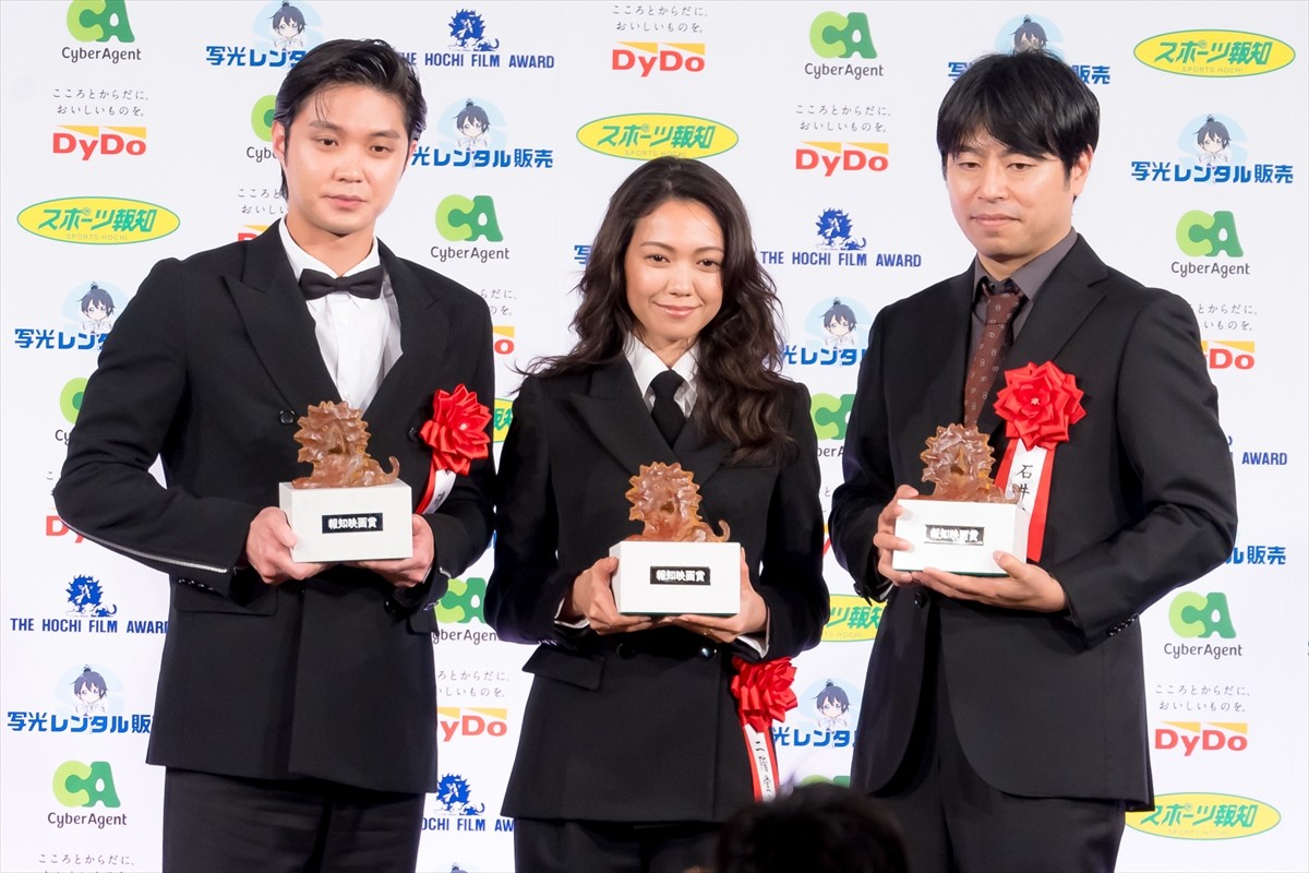 横浜流星、報知映画賞主演男優賞受賞　佐藤浩市が祝福に駆けつける