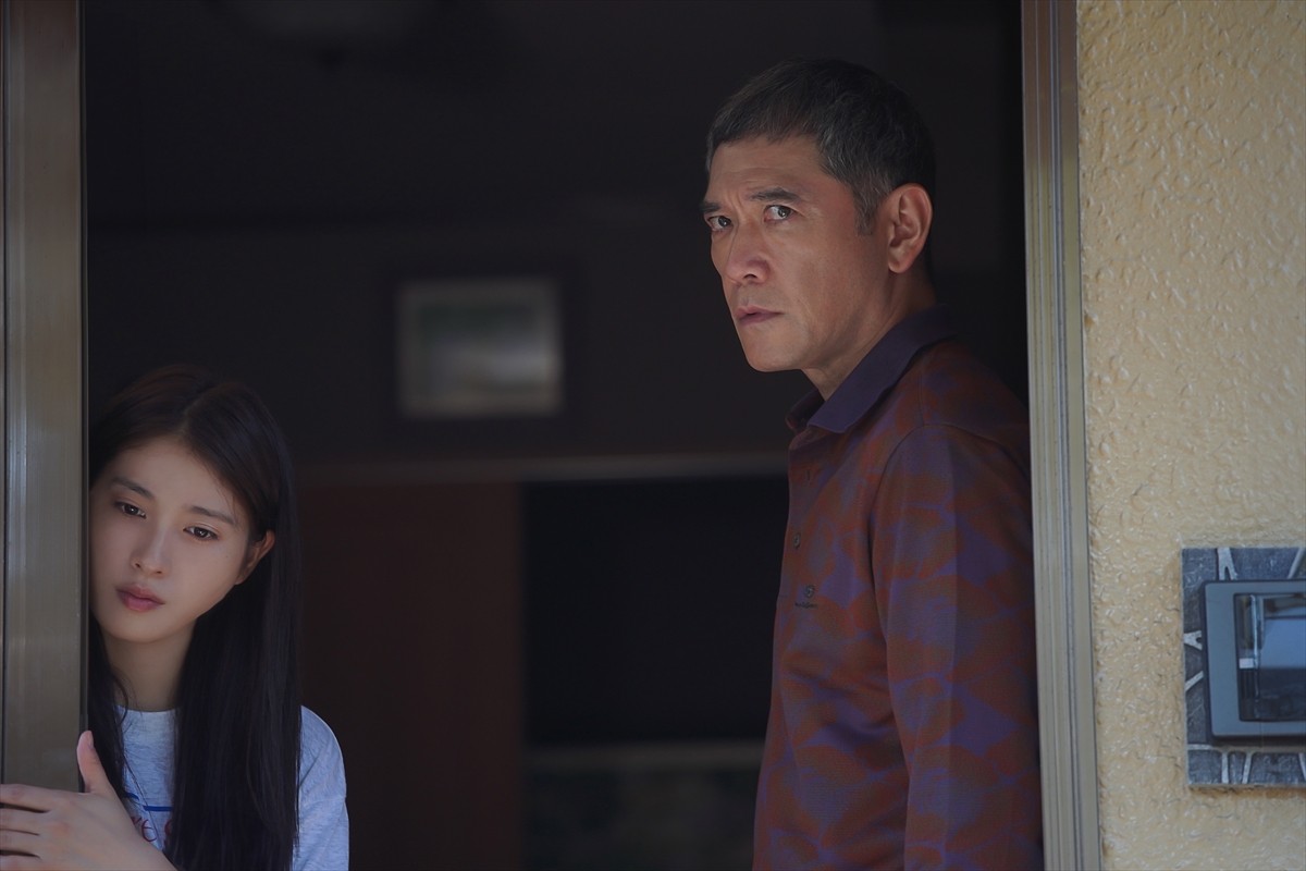 Snow Man・佐久間大介＆金子ノブアキの“表と裏”の顔が土屋太鳳の背後に！　映画『マッチング』メインビジュアル＆場面写真到着