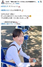 【写真】綾瀬はるかが休憩中　『ぎぼむす』オフショットに反響「亜希子さんの笑顔」「可愛い」