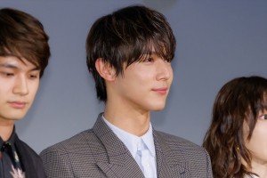 中川大志、映画『スクロール』完成披露舞台挨拶に登場