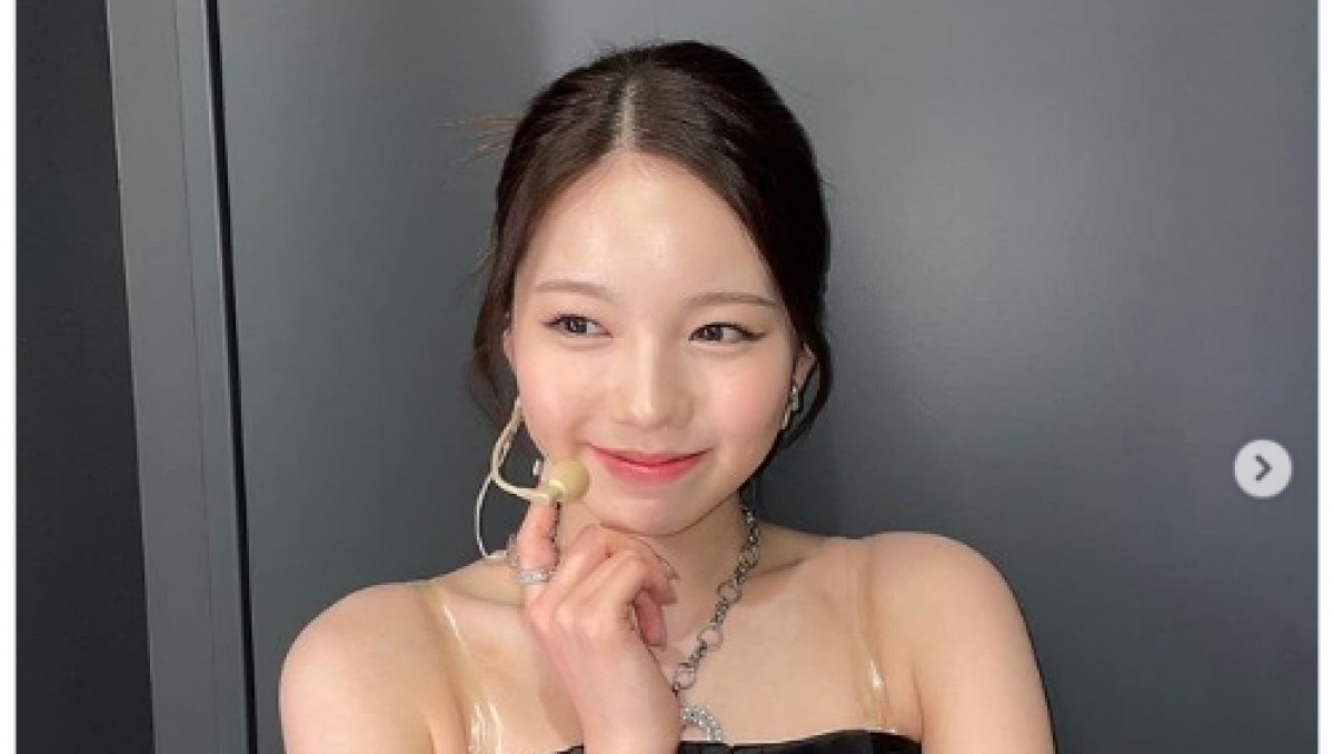 NiziU アヤカ、“肩出しショット”に反響！ 「超絶美女」「美