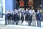 2023年 ジャニーズ事務所成人式に登場した（前列左から）国分太一、菊池風磨（Sexy Zone）、佐々木大光（7MEN 侍／ジャニーズJr.）、佐藤龍我（美 少年／ジャニーズJr.）、長尾謙杜（なにわ男子）、道枝駿佑（なにわ男子）、作間龍斗（HiHi Jets／ジャニーズJr.）、猪狩蒼弥（HiHi Jets／ジャニーズJr.）、井ノ原快彦、（後列左から）小柴陸（AmBitious／関西ジャニーズJr.）、内村颯太（少年忍者／ジャニーズJr.）、川崎皇輝（少年忍者／ジャニーズJr.）、深田竜生