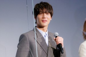 中川大志、映画『スクロール』完成披露舞台挨拶に登場