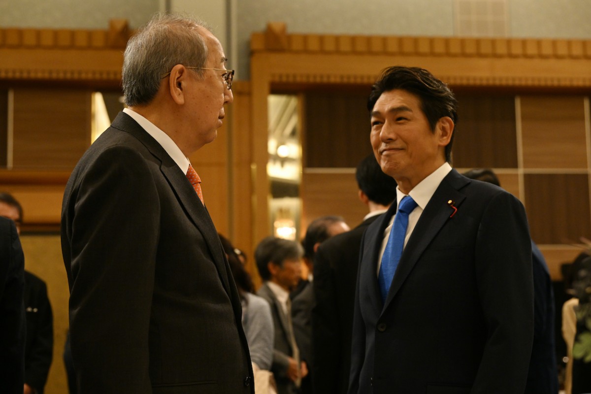 『罠の戦争』草なぎ剛、6年ぶりの民放ドラマ主演作　政治家秘書の復讐劇が開幕！