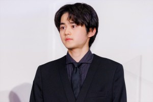 鈴鹿央士、映画『ロストケア』完成披露舞台挨拶に登場