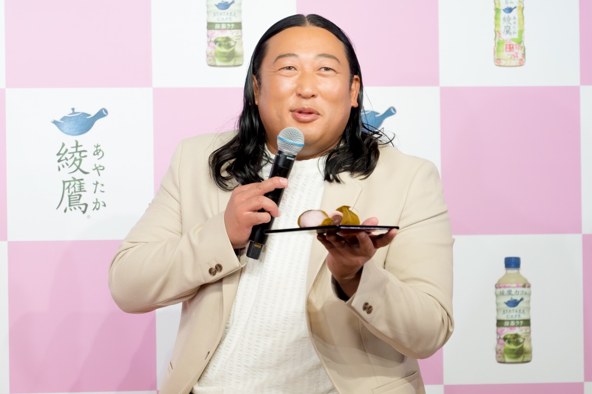 吉岡里帆、秋山竜次は「桜の魔神みたい」　茶寮空間の中で桜餅振る舞う