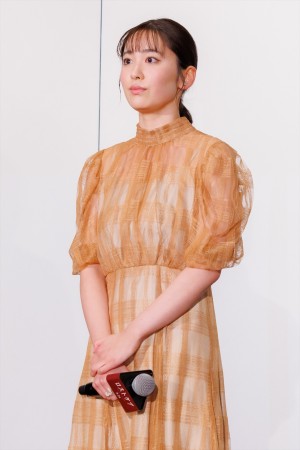 加藤菜津、映画『ロストケア』完成披露舞台挨拶に登場