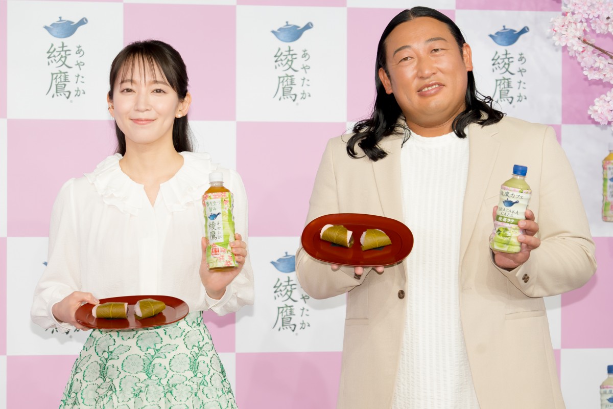 吉岡里帆、秋山竜次は「桜の魔神みたい」　茶寮空間の中で桜餅振る舞う