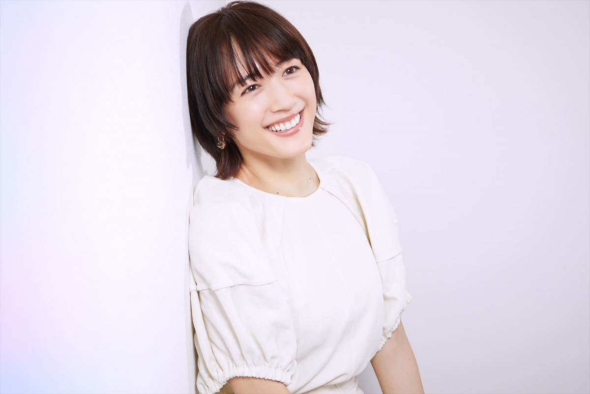 綾瀬はるか、「あけましておめでとう」からいきなり木村拓哉とラブシーン　「恥ずかしいと言ってられない（笑）」