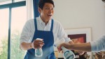 「ファブリーズ」新テレビCM「ファブリーズ 新旧対決」より