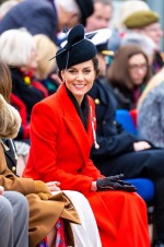 キャサリン妃、真っ赤なコート姿でウィリアム皇太子とパレードに参加