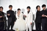 【写真】広瀬すず＆櫻井翔、プレミアに純白のドレス＆スーツで登場