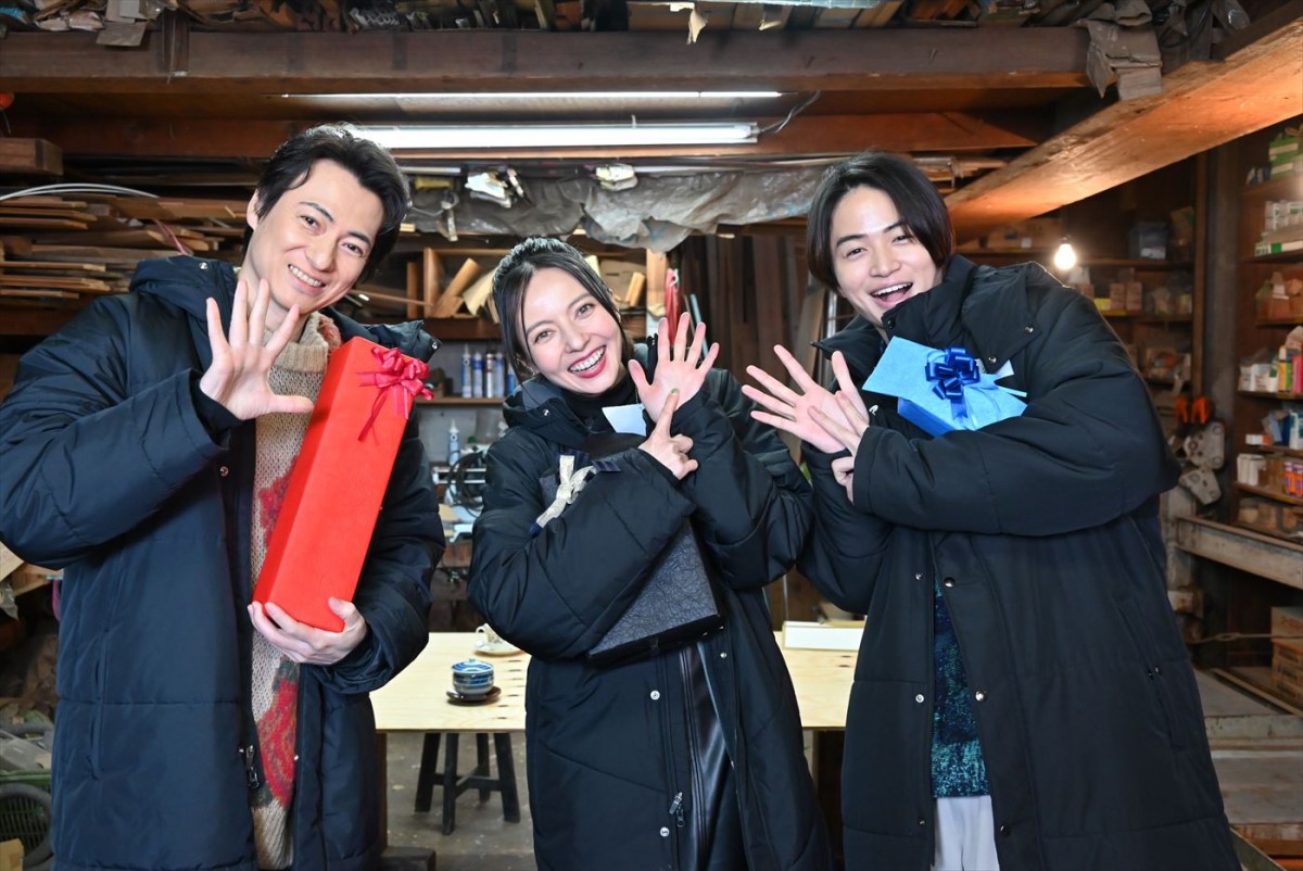 ドラマ『大病院占拠』の撮影現場で誕生日を祝福された(左から)忍成修吾、ベッキー、菊池風磨(Sexy Zone)
