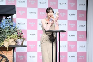 広瀬すず、INSTAX“チェキ”新製品発表会に登場