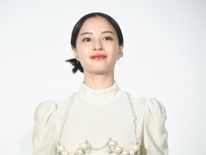 広瀬すず、『映画 ネメシス 黄金螺旋の謎』初日舞台挨拶に登場