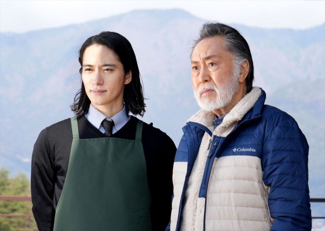 月曜プレミア8『さすらい署長 風間昭平スペシャル 富士山河口湖殺人事件』より(左から)A.B.C‐Z・戸塚祥太、北大路欣也