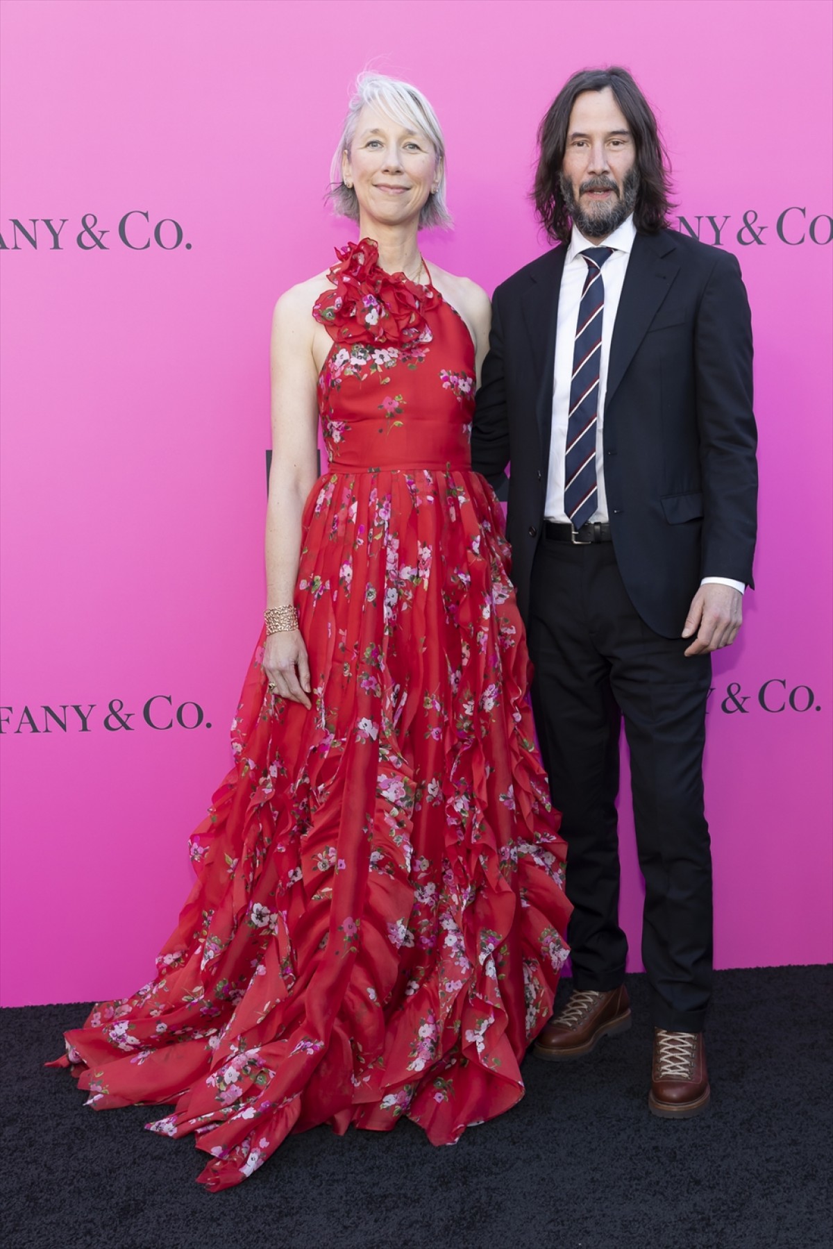 キアヌ・リーヴス、恋人アレクサンドラ・グラントとイベントに登場しキスを披露！