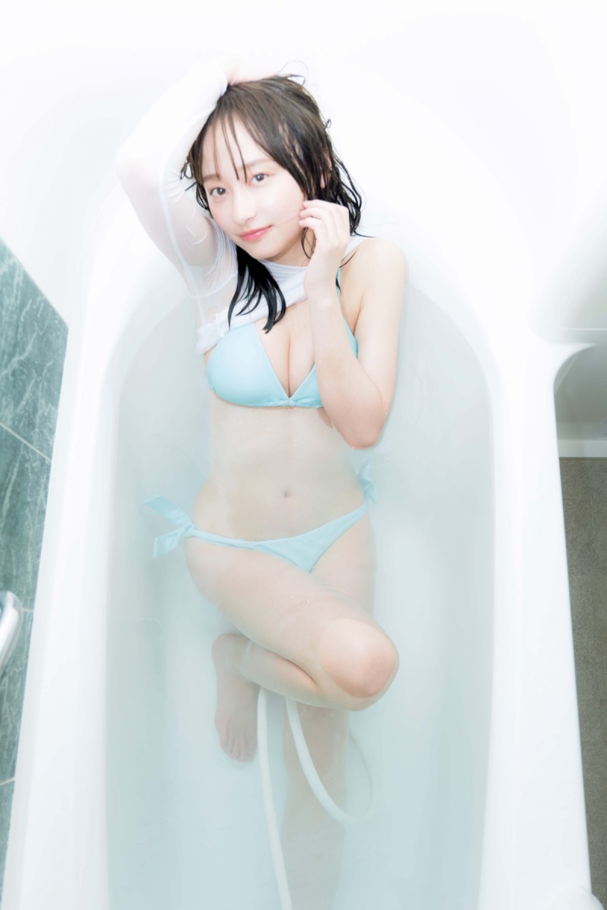 日向坂46・影山優佳、新たな水着カット公開「急遽ホテルのお風呂で撮影」