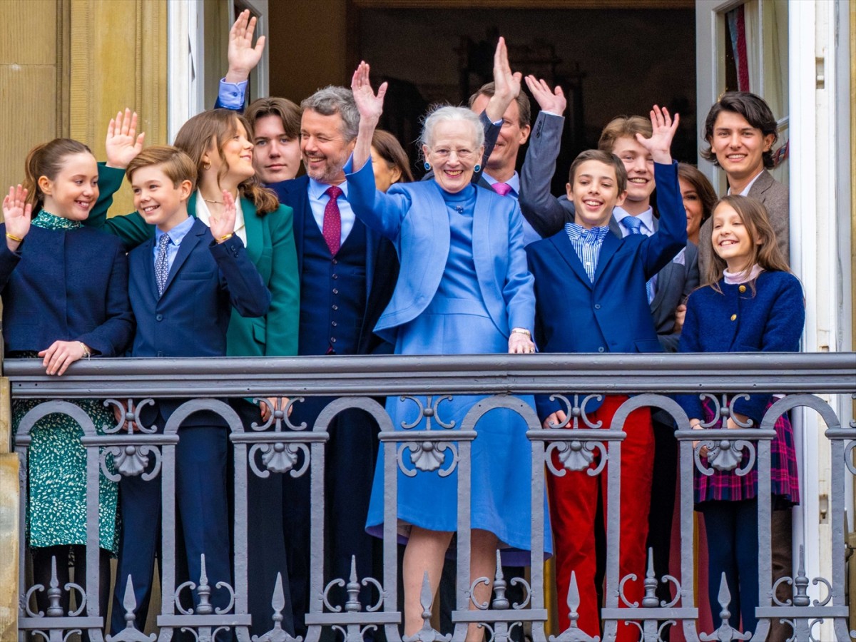 デンマーク王室マルグレーテ女王、称号はく奪した孫たちとバルコニーイベントに参加