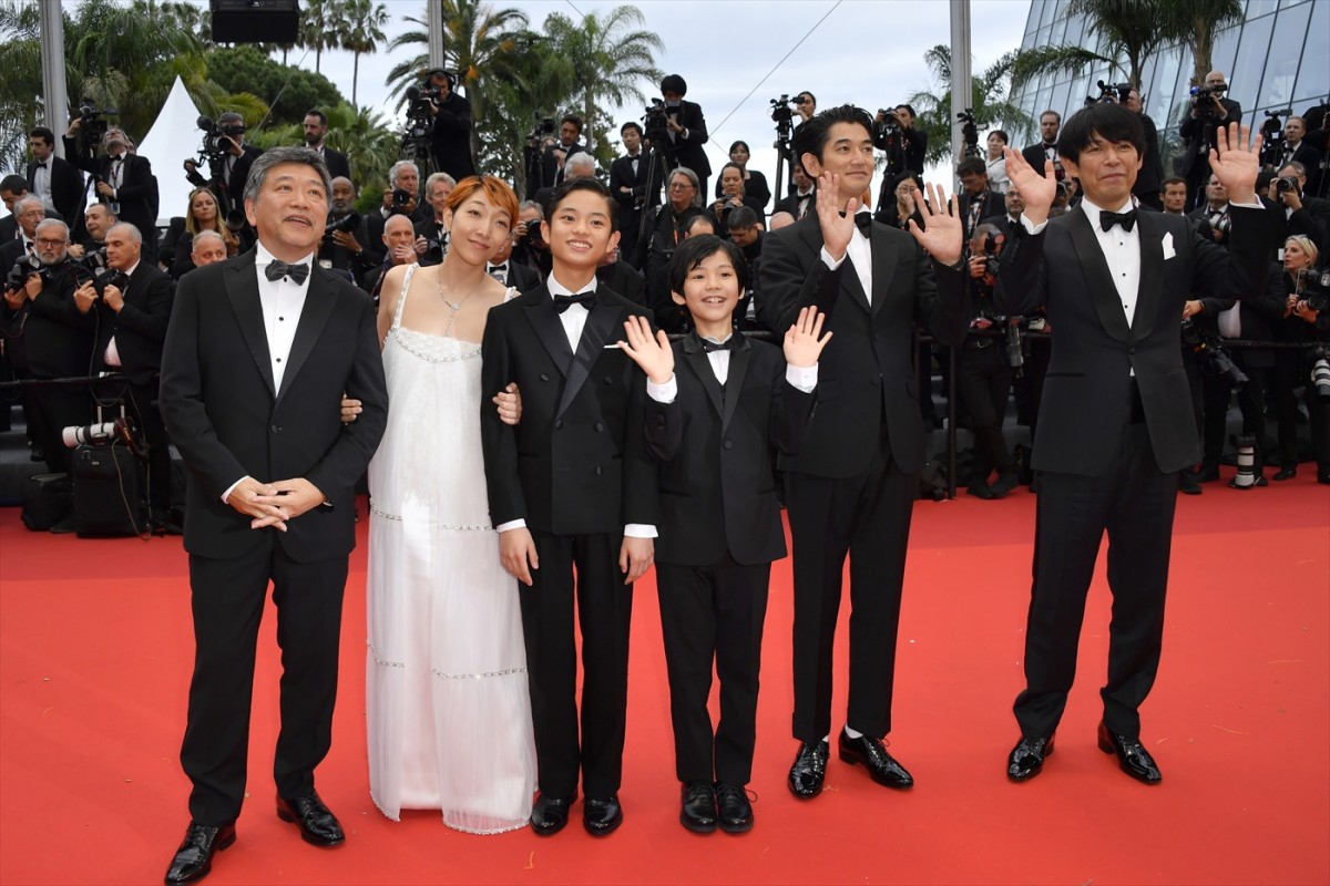 安藤サクラ、シャネルの白のロングドレス姿でレッドカーペットに＜カンヌ国際映画祭＞