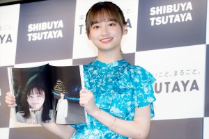 日向坂46・影山優佳、1st写真集『知らないことだらけ』発売記念記者会見に登場