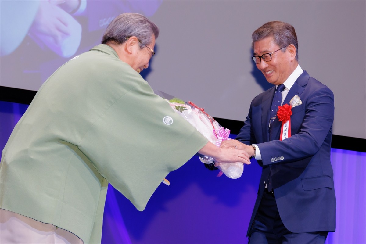 岡田准一、高倉健さんが中井貴一に渡した腕時計を継承　特別主演男優賞に「救われた思い」