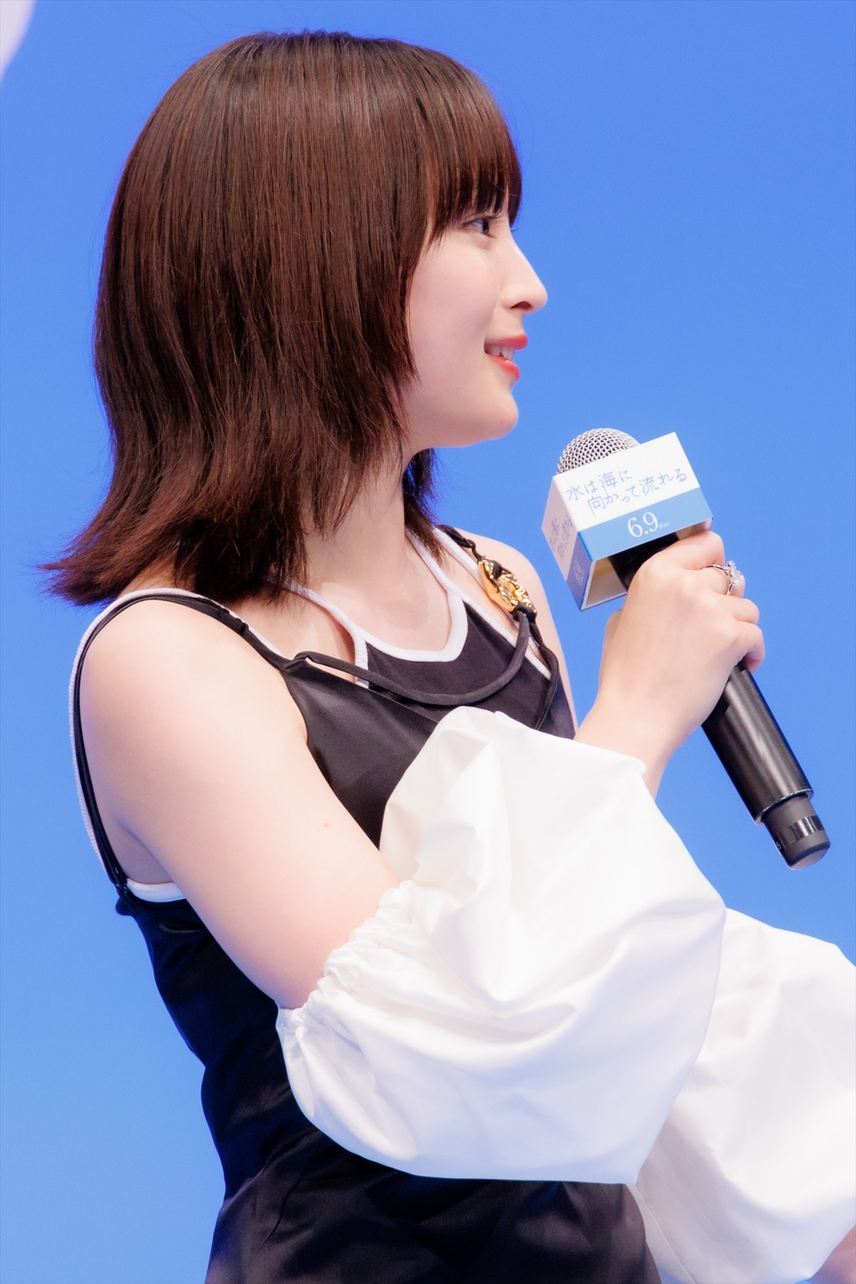 広瀬すず、肩出し＆深々スリットのブラックドレスのオフショを公開「ビジュ爆発」反響