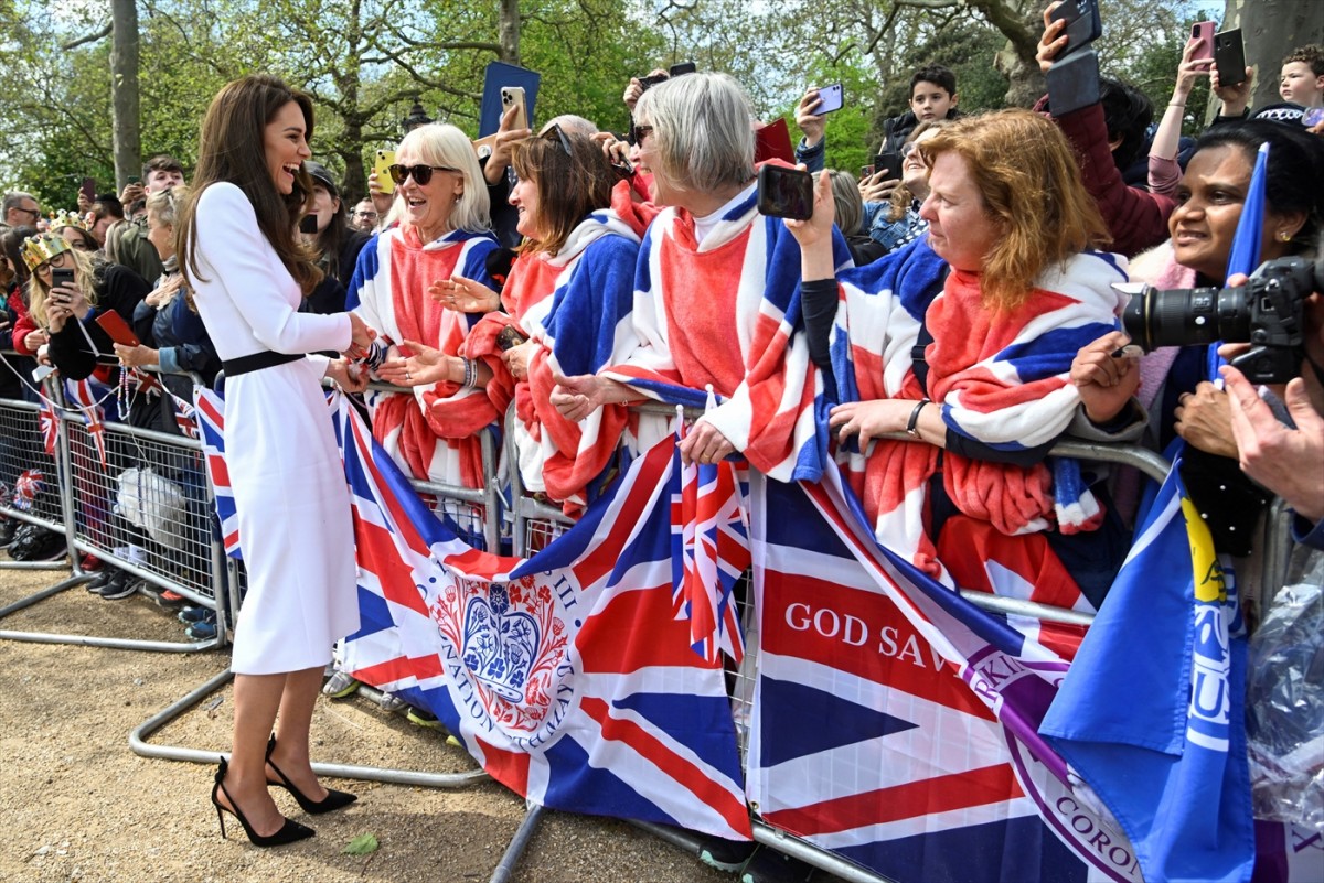 キャサリン妃、ウィリアム皇太子＆チャールズ国王と一緒にサプライズでファンと交流　ヘンリー王子はロンドンに到着