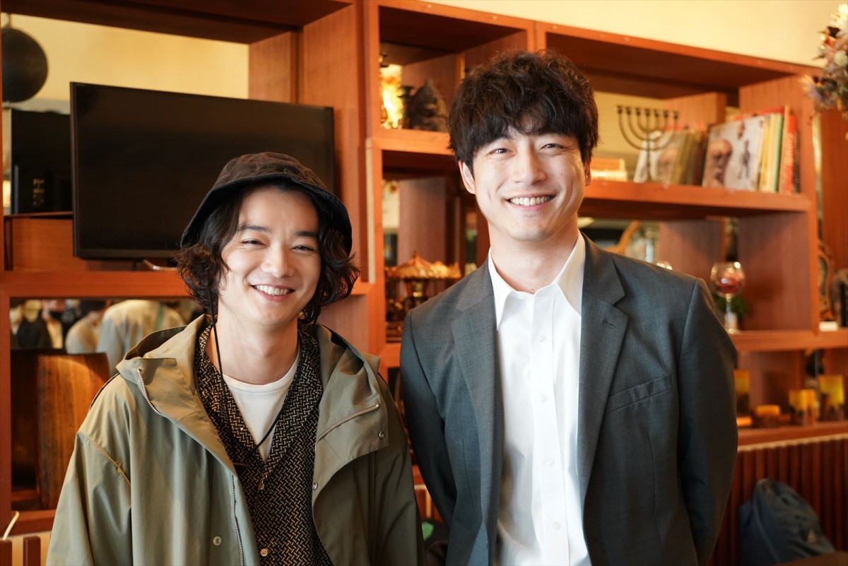 坂口健太郎、主演ドラマ『CODE』クランクイン！　染谷将太と笑顔のオフショットも