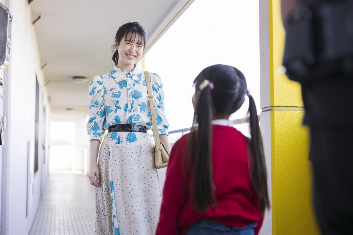 浜辺美波、マリーンズ・佐々木朗希選手がウキウキと友人たちに会いに行く姿を好演！　ロッテ チューインガム新CM、6.1放送開始