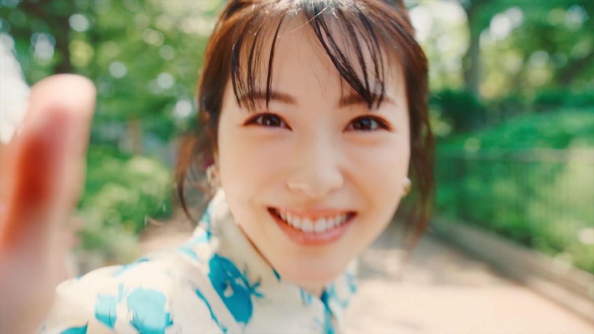 浜辺美波、マリーンズ・佐々木朗希選手がウキウキと友人たちに会いに行く姿を好演！　ロッテ チューインガム新CM、6.1放送開始