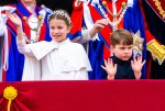 バッキンガム宮殿のバルコニーで手を振るシャーロット王女とルイ王子
