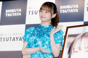 日向坂46・影山優佳、1st写真集『知らないことだらけ』発売記念記者会見に登場
