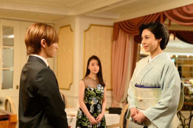 写真）『王様に捧ぐ薬指』“東郷”山田涼介＆“綾華”橋本環奈、涙のハグ
