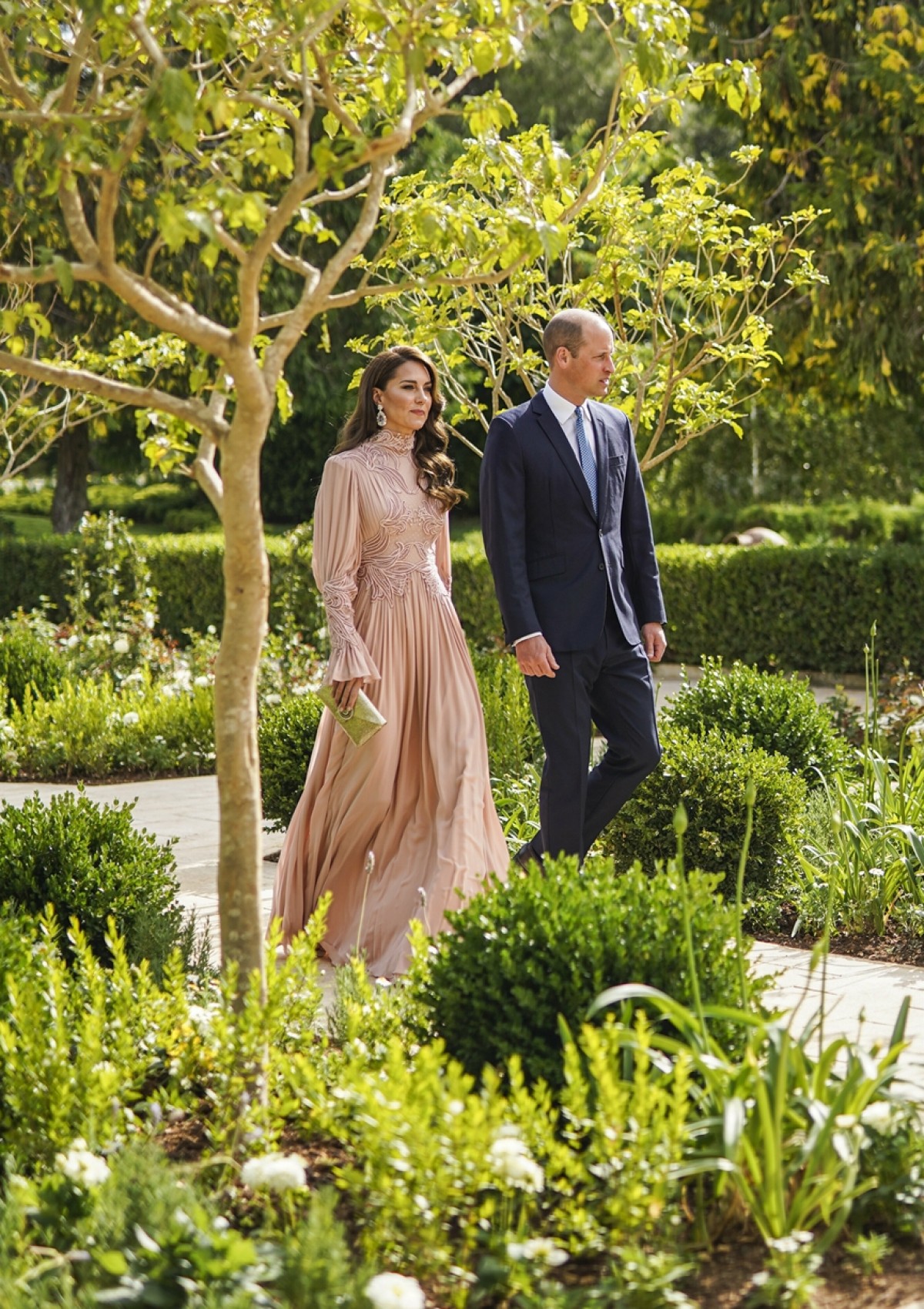 英キャサリン妃、ダスティピンクのドレスでヨルダン皇太子の結婚式に出席