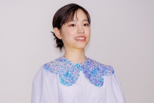 映画『水は海に向かって流れる』公開記念舞台あいさつに出席した當真あみ