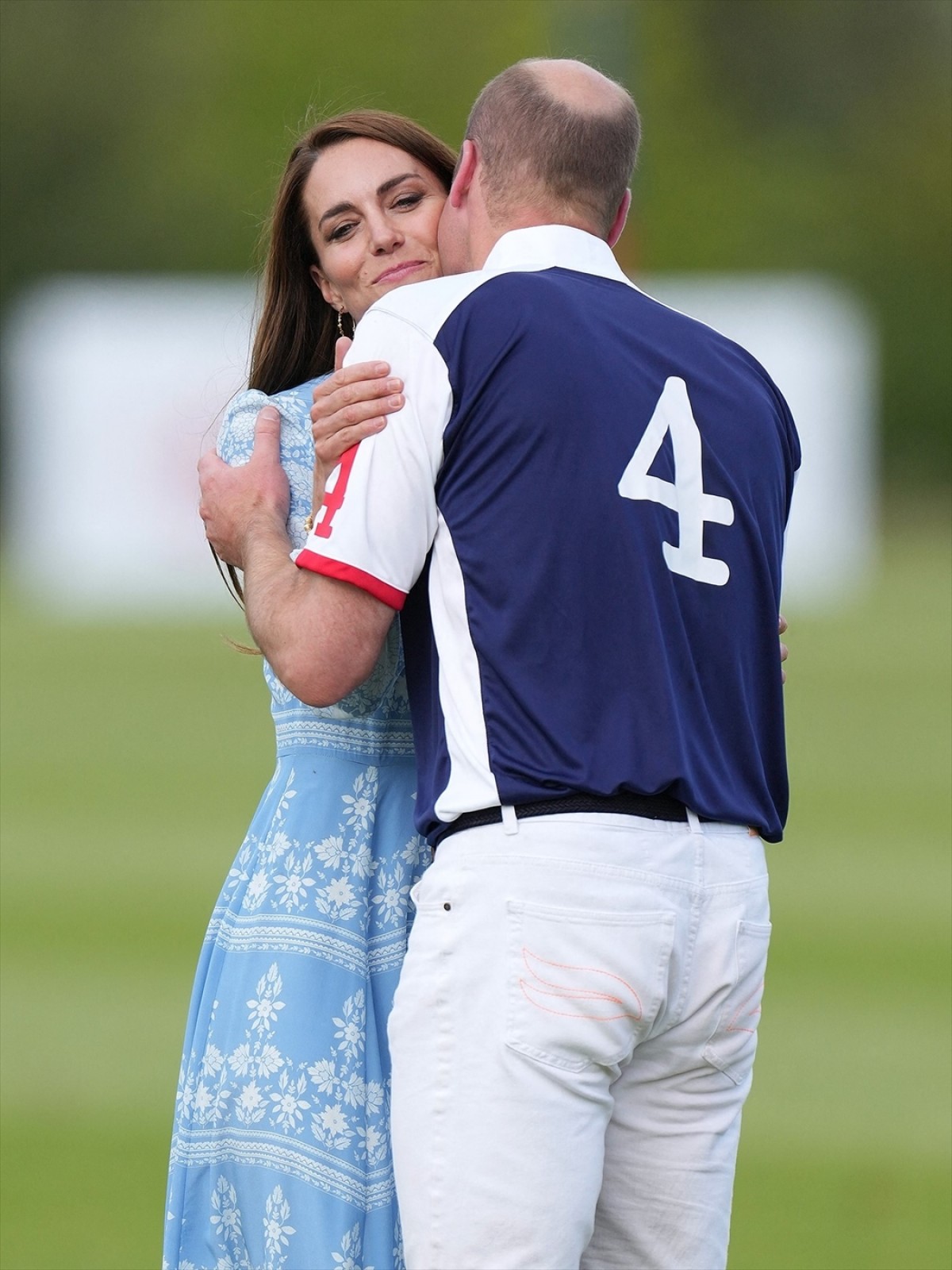 英キャサリン妃、ポロの試合で勝利したウィリアム皇太子をキスでお祝い
