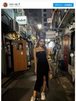 ゆきぽよ、夜の繁華街を背景に美しい姿を披露　※「ゆきぽよ」インスタグラム