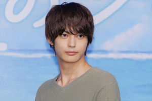 神尾楓珠、月9ドラマ『真夏のシンデレラ』制作発表会見に登場