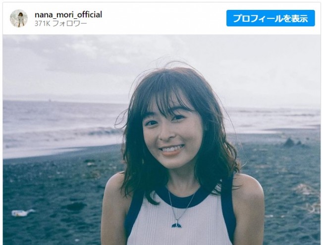 砂浜ではにかむオフショット　※「森七菜」インスタグラム