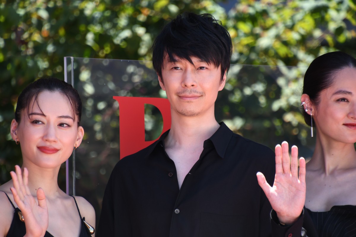 綾瀬はるか、ドレス姿でクラシックカーに乗り銀座に登場　歓声に笑顔