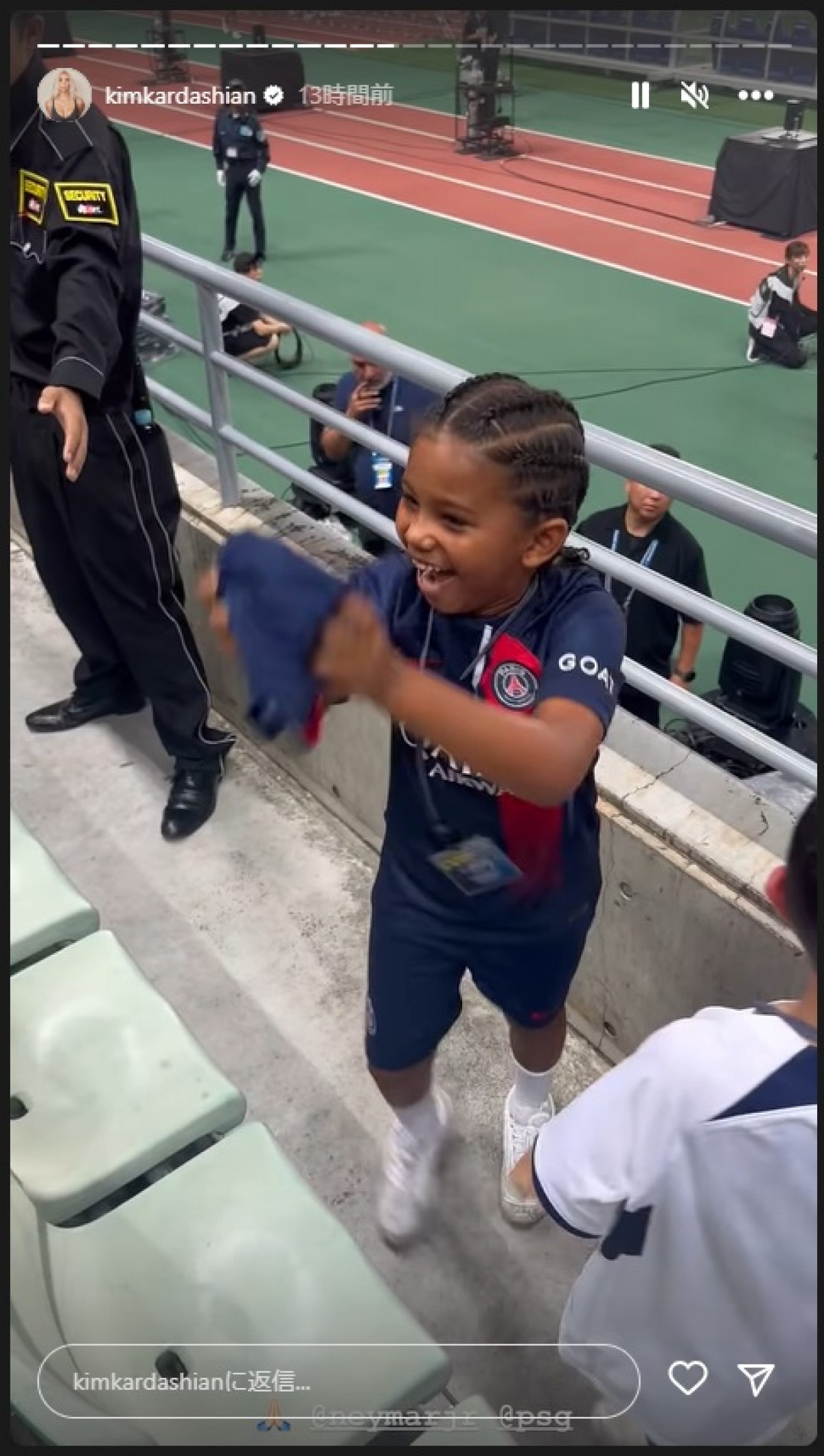キム・カーダシアン、ネイマールのユニフォームを着た子どもたちと　サッカー観戦で来日