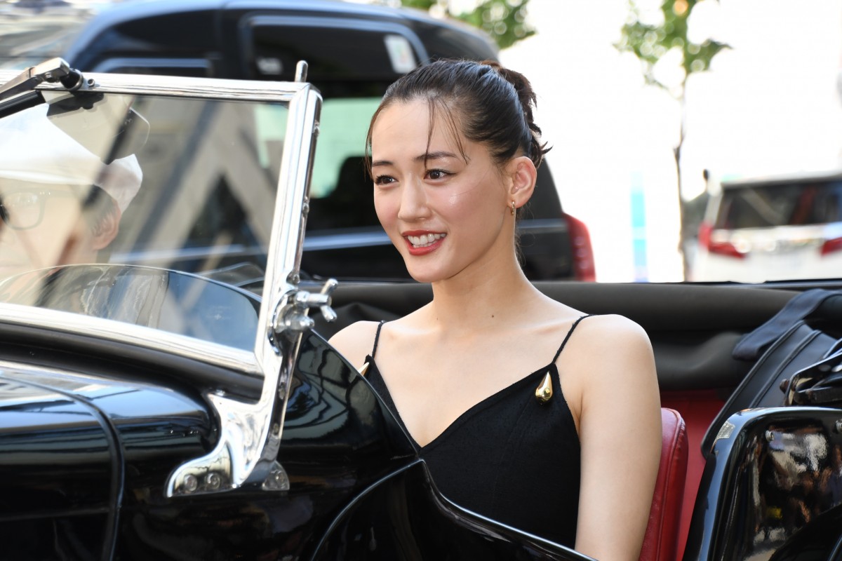 「息をのむ美しさ」「美しいが過ぎる」 綾瀬はるか、黒のロングドレス姿に絶賛の声　颯爽と銀座に登場