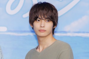 神尾楓珠、月9ドラマ『真夏のシンデレラ』制作発表会見に登場