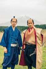 大河ドラマ『どうする家康』静岡ロケ（左から）松本潤、岡田准一