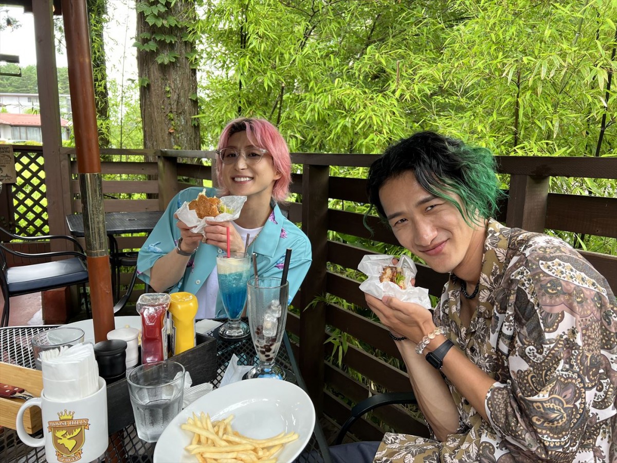 Snow Man・岩本照＆佐久間大介、『土曜はナニする！？』で2人旅！　「ありのままの僕たちを見てもらえる」